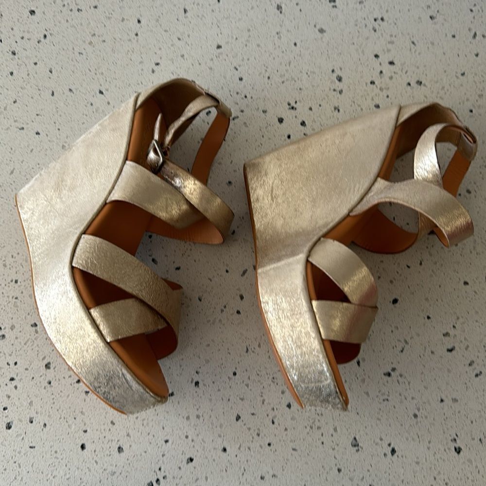 'Kork-Ease Grailey' Leather Gold Metallic Crisscross Strap Wedge Sandals Size 10 - Picture 14 of 16